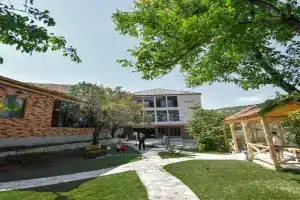 Madin Eco Hotel, Debit