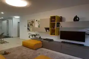 DISZTINGVÁLT Apartman, free garage, Debrecen
