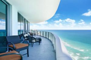 Million Dollar Ocean Front Penthouse by Zen Vacation Rentals, Hollywood