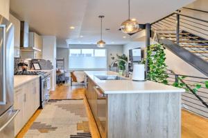City Skyline Views Upscale Townhome Guest house, Denver