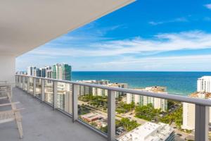 Modern Waterfront Retreat with Scenic Views Apart-hotel, Hollywood