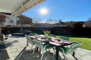 Large holiday apartment with sauna, terrace, garden and open fireplace, Lenggries