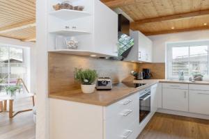 Deich-Bungalow Königsberger Allee 30 APPARTO Guest house, Gromitz