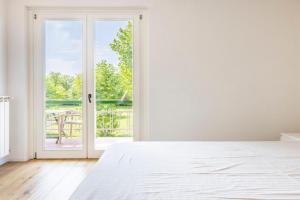 Trendy Aparment with garage right by the lake Apartments, Sirmione