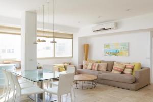 Adorable 2 bedrooms apt w Bomb Shelter next to the beach, Bnei Brak