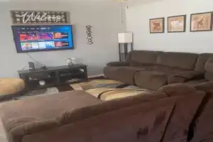 Comfy 3 Bed 2 Bath EZ Access To Santa's Wonderland Guest house, College Station