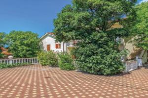 Beautiful Apartment In With Wifi, Povile