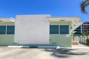 The Starfish Hotel, Hollywood