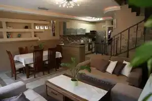 Ede Apartman, Gyula