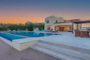 Fresh Breeze High-End 2BR Villa with Private Pool, Sabina,, El Gouna