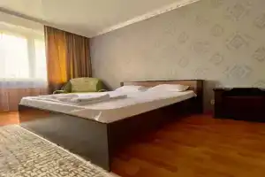 458 Teplaya i uyutnaya 2 komn vozle Baytereka s 2 bolshimi krovatyami i raskladnym divanom dlya 1-6 chelovek Apartments, Astana