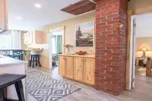 Craftsman's Loft - Heritage charm - AC - 5 min DT Apartments, Calgary