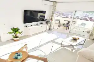 LUX. FRONTBEACH-TERRACE. 5 POOLS.TV. 2 A.C.NETFLIX Apartments, Torremolinos