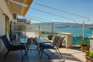 Cozy seaside penthouse with sea & mountain view., Volos