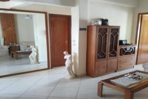 v tsentre goroda-kurorta ryadom s plyazhem Apartments, Loutraki