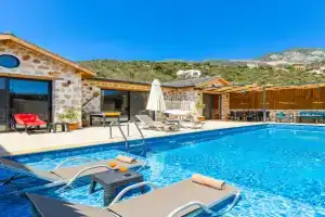 Havuzu dışarıdan görünmeyen jakuzili özel havuzlu lüks villa, Kalkan