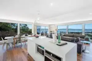 House on the Hill with a View-Sleeps 12, Hobart