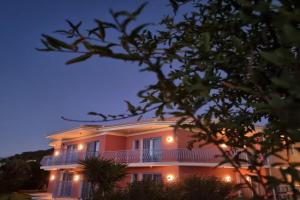 Julietta Suites, Lassi