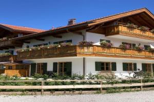 Ferienwohnungen Anton Geierstanger Apartments, Wallgau