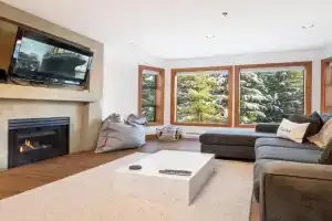 2BR in Greyhawk, Hot Tub and Sauna, Gas Fireplace, Secure Parking Guest house, Whistler