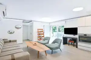 Bright 2BR Apartment with Balcony in Dizengoff by HolyGuest, Bnei Brak