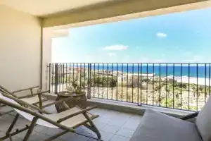 Serene Studio Apt w Balcony Overlooking the Sea, Tel Aviv