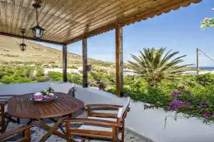Spacious apartment with view and garden for kids!, Ayios Sostis