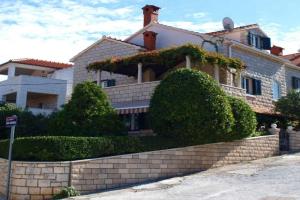 Apartments Etica, Postira