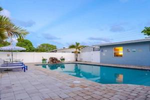Pool GamesParking for 5 Cars Sleeps 12 Guest house, Pompano Beach