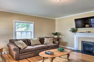 Cozy Bungalow about 2 Mi to Downtown! Guest house, Greenville
