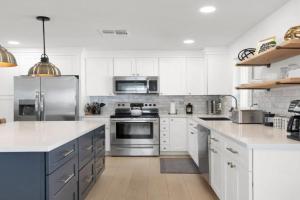 Modern Home with Pool Near ASU & Scottsdale Guest house, Tempe