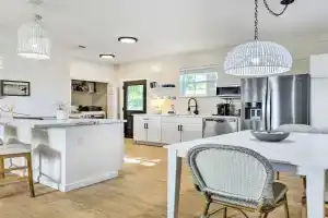 Modern and Chic Escape Walk to Beach! Guest house, Gulfport