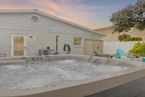 Duneside Bliss - Steps to the Ocean & Mins to DT Apartments, Saint Augustine Beach