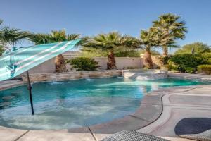 Lux Desert Oasis w saltwater pool near Coachella Guest house, Indio