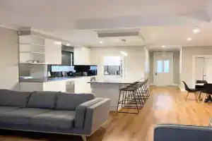 Cheerful 3-bedroom home with free parking on site, Wagga Wagga