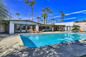 Luxe Home with Backyard Oasis! Guest house, Palm Springs