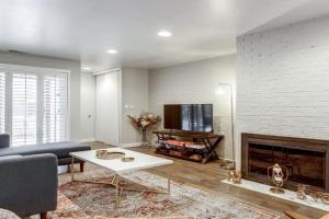 Charming & Bright Multilevel Townhome with Parking Guest house, Chicago