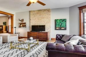 Garage Parking - Vintage Charm - and a Fabulous Location! Easily Enjoy the Best of! Apartments, Chicago