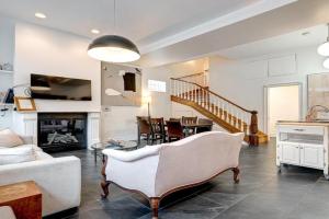 Large Condo with Outdoor Deck in Historic District home Guest house, Chicago