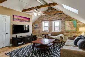 Old Town Elegance Awaits You in This Classic Stunner! apts Apartments, Chicago