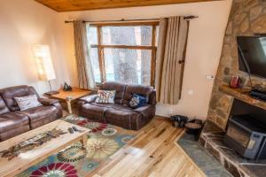 Updated 2 Bedroom and Loft 2 Full Bathroom Woodlands #51Just Steps to Shuttle Close to Golf Course, Mammoth Lakes