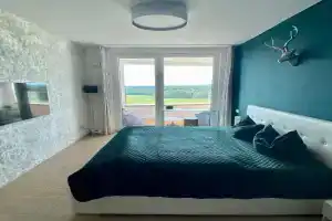 ALPEN-PANORAMA SUITE - Einzigartige Privatsuite hoch über München, 12tes OG, Alpenblick, Loggia, Whirlpool, 15 Minuten zum Zentrum, Ruhe und Erholung in der Stadt für privat und geschäftlich Reisende Guest house, Munchen