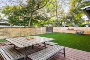 Mid-century home in Zilker with a backyard Guest house, Austin