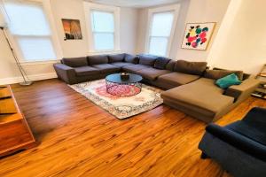 3 BR - Off Street Parking - Amazing View Nearby Apartments, Pittsburgh