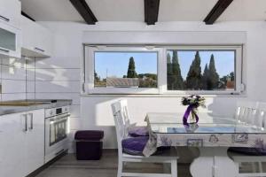 Lavanda Penthouse, Kastel Stari
