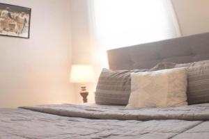 2 BR - Off Street Parking - Amazing View Nearby Apartments, Pittsburgh