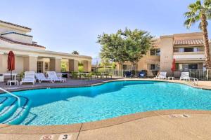 Steps to Pool and Spa Condo Apartments, Palm Desert