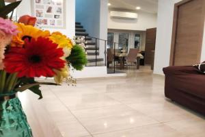 Cheerful 3 bedroom town house with garage free parking inside or outside with back yard and roof, St Julians