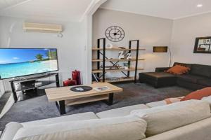 Beach and Lakes Cottage A, Lakes Entrance