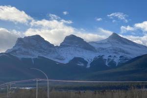 Amazing mountain views 1bd Apartment Banff, Canmore